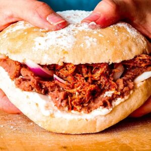 Burger Pulled Pork de Cebolla Peruana Y Ras Al Hanout