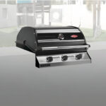 Barbacoa Beefeater Discovery 1000R 3B instalada en una encimera de cocina exterior con acabado minimalista