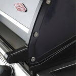Detalle de la tapa horno esmaltada en porcelana de la barbacoa Beefeater Discovery 1000R 3B
