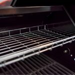 Parrilla de calentamiento superior de acero en la barbacoa Beefeater Discovery 1000R 3B