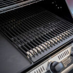 Superficie de cocción principal con parrilla y plancha de hierro fundido en la barbacoa Beefeater Discovery 1000R 3B