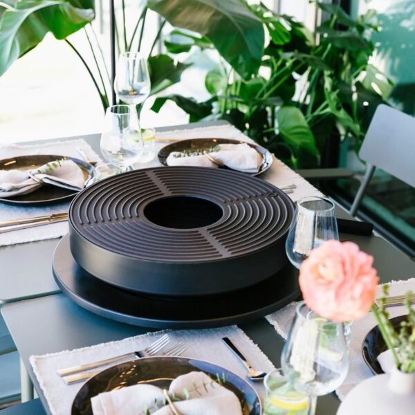 Barbacoa de mesa Tabl’O lista para usar en una mesa elegantemente decorada.