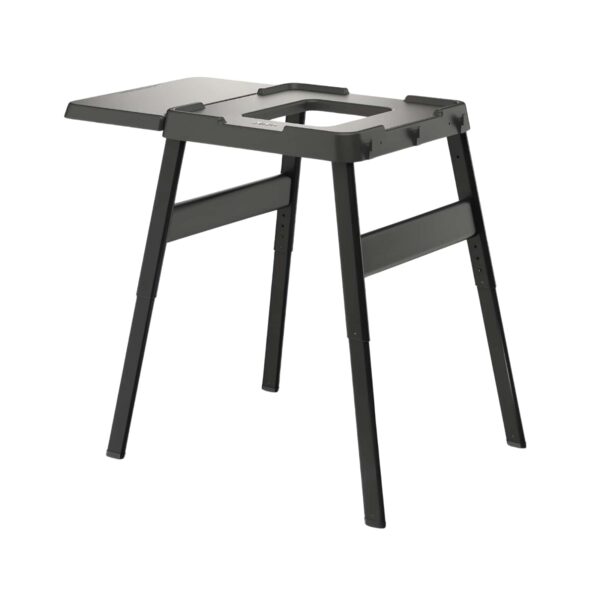 Soporte ajustable negro con patas reforzadas y mesa auxiliar lateral, diseñado para barbacoas y hornos exteriores Ninja Woodfire.