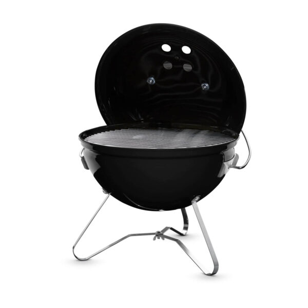 Barbacoa de carbón portátil Smokey Joe Premium de 37 cm en negro, abierta y lista para usar, mostrando la parrilla de cocción de acero chapado.