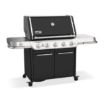 Barbacoa de gas Weber Summit FS38 E con mandos de control iluminados, quemador lateral y compartimientos de almacenamiento.