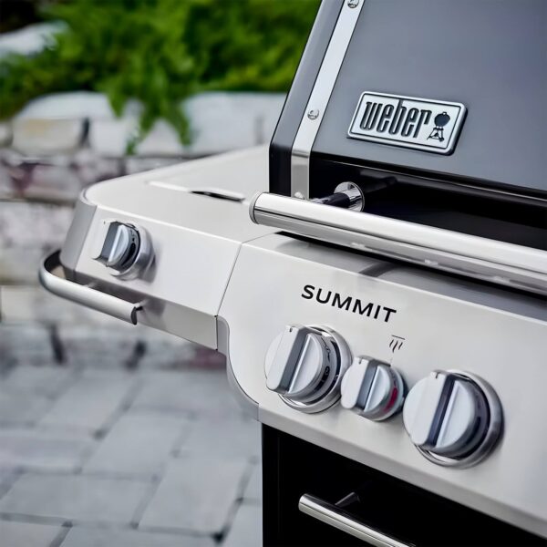 Primer plano de los mandos de control y el logo de la barbacoa de gas Weber Summit FS38 E, mostrando su diseño elegante y funcional.