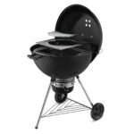 Barbacoa de carbón Weber Master-Touch de 67 cm con la tapa abierta, mostrando la rejilla de cocción WEBER CRAFTED de acero inoxidable.