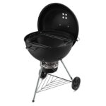 Barbacoa de carbón Weber Master-Touch de 67 cm con la tapa abierta, mostrando la rejilla de cocción y el sistema de limpieza One-Touch.