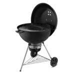 Barbacoa de carbón Weber Master-Touch de 67 cm con la tapa abierta, mostrando la rejilla de cocción de acero inoxidable.