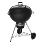 Barbacoa de carbón Weber Master-Touch de 67 cm con tapa y cuerpo vitrificados, sistema de limpieza One-Touch y ruedas resistentes.