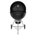 Vista frontal de la barbacoa de carbón Weber Master-Touch de 67 cm con la tapa abierta, mostrando la rejilla de cocción.