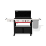 Plancha Weber SLATE GPSB 76 cm Premium con tapa abierta, controles frontales, pantalla digital, quemador lateral y almacenamiento inferior.