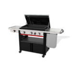 Plancha Weber SLATE GPSB 76 cm Premium con tapa abierta, tres mandos de control, pantalla digital, quemador lateral y almacenamiento inferior.