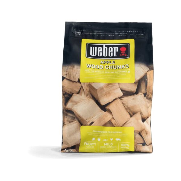 Bolsa de trozos de madera de manzano Weber de 1,5 kg, ideales para ahumar carnes y vegetales en barbacoas de carbón.