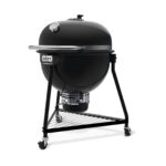 Barbacoa Summit Kamado E6 de Weber en negro con tapa cerrada y termómetro integrado.