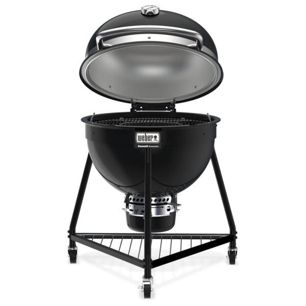 Barbacoa Summit Kamado E6 de Weber con la tapa abierta, mostrando la rejilla de cocción y el interior de doble pared.