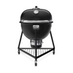 Barbacoa Summit Kamado E6 de Weber con la tapa cerrada y termómetro en la parte superior.