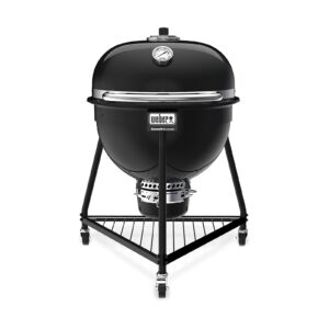 Barbacoa Summit Kamado E6 de Weber con la tapa cerrada y termómetro en la parte superior.