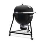 Barbacoa Summit Kamado E6 de Weber con diseño negro y termómetro integrado en la tapa.