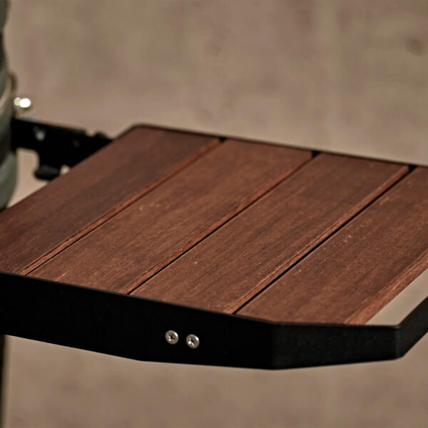 Mesa auxiliar plegable de madera en el Kamado VX Medium.