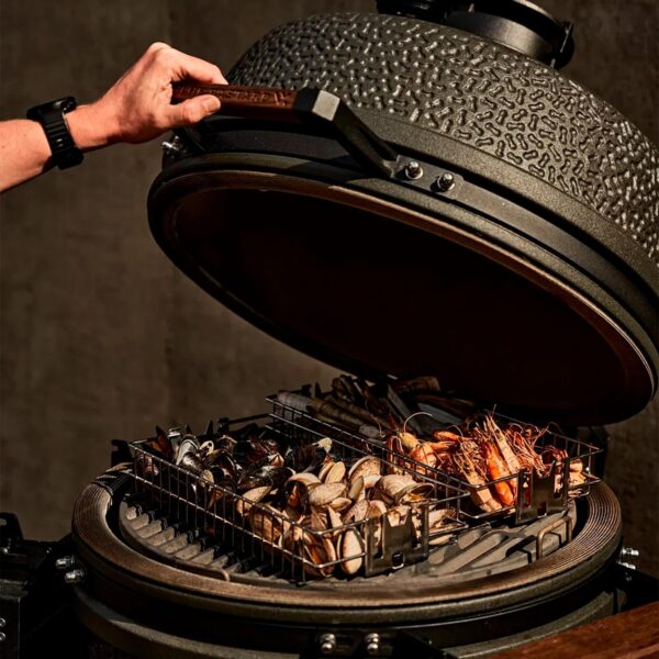 Mariscos cocinándose en el Kamado VX Medium con la tapa abierta.