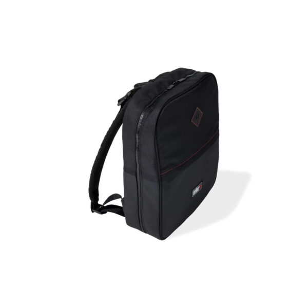 Mochila Porta Utensilios Weber negra vista lateral, con diseño ergonómico, correas ajustables y detalles en rojo.