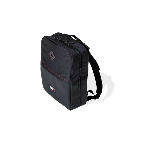 Mochila Porta Utensilios Weber negra con vista angular, diseño compacto y correas acolchadas ajustables.