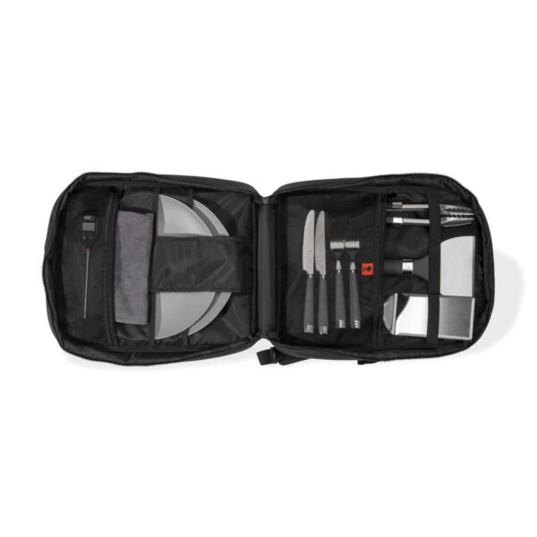 Interior de la Mochila Porta Utensilios Weber con compartimentos organizados para cuchillos, pinzas, platos y termómetro.