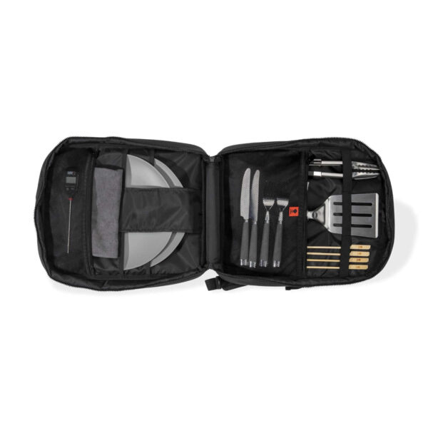 Interior de la Mochila Porta Utensilios Weber con compartimentos organizados para cuchillos, pinzas, espátula, brochetas, platos y termómetro.