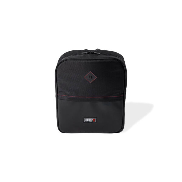 Mochila Porta Utensilios Weber negra con diseño compacto, compartimentos organizados y detalles en rojo, ideal para herramientas de barbacoa y accesorios.