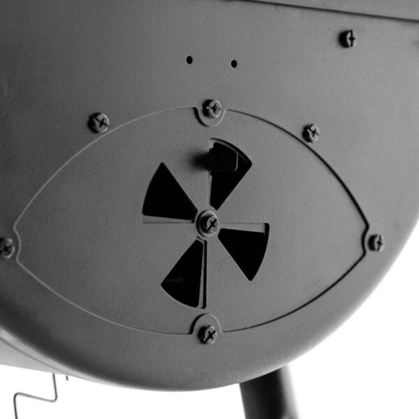 Primer plano del regulador de aire ajustable en la barbacoa CharGriller, para controlar el flujo de oxígeno y la temperatura.