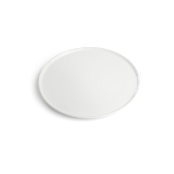 Plato redondo de porcelana dura Weber en color blanco, ideal para pizzas y alimentos calientes.