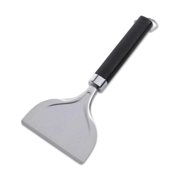 Rascador para planchas Weber con hoja de acero inoxidable, mango negro ergonómico y gancho para colgar.