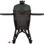 Barbacoa The Bastard Compact en soporte de alto nivel con ruedas negras y frenos integrados para facilitar su movilidad.