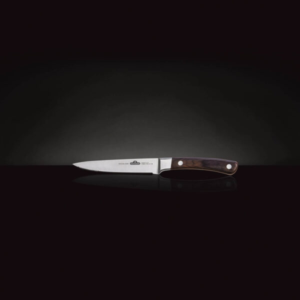 Cuchillo de carne de Napoleon con mango de madera en fondo oscuro, destacando su diseño elegante y funcional.