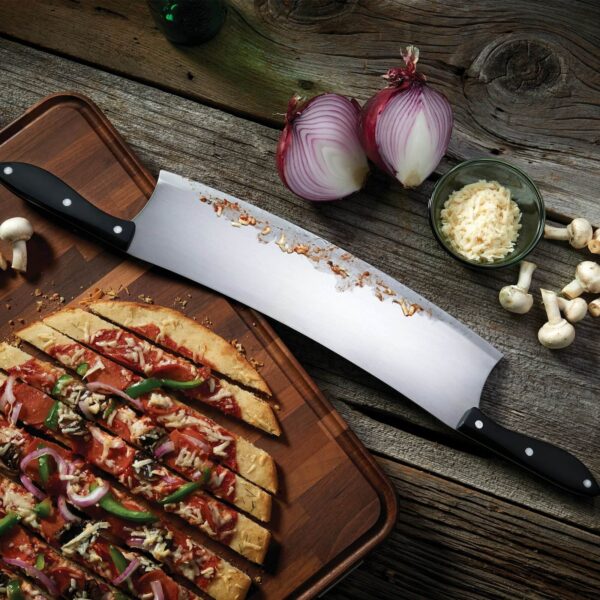 Cuchillo Curvo Para Pizzas Napoleon sobre una tabla de madera cortando una pizza con ingredientes variados, rodeado de cebollas y champiñones.