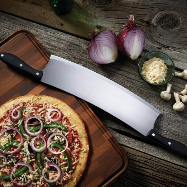 Cuchillo Curvo Para Pizzas Napoleon junto a una pizza completa con queso, cebolla y pimientos en una tabla de madera.