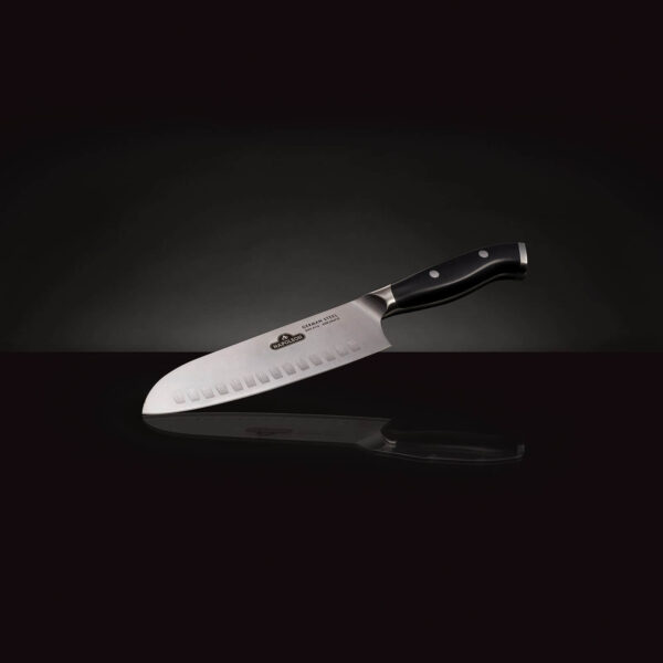 Cuchillo Santoku de Napoleon con hoja de acero alemán y mango ergonómico, presentado sobre un fondo oscuro con un reflejo sutil que resalta su diseño y calidad.