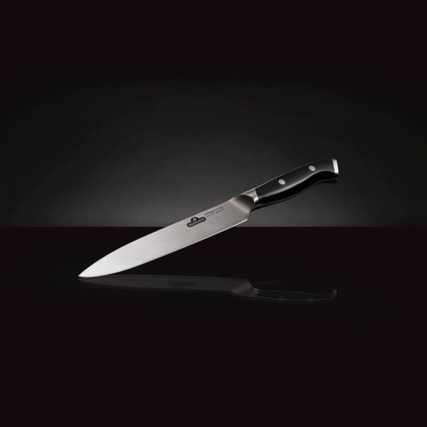 Cuchillo para trinchar Napoleon de 20 cm con mango ergonómico sobre fondo oscuro, reflejando elegancia y precisión.