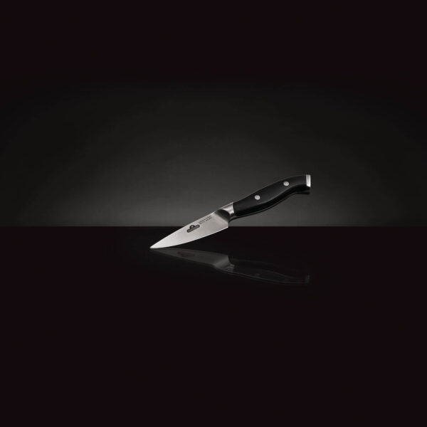 Cuchillo de pelar Napoleon de acero inoxidable con mango ergonómico, sobre fondo oscuro reflejante.