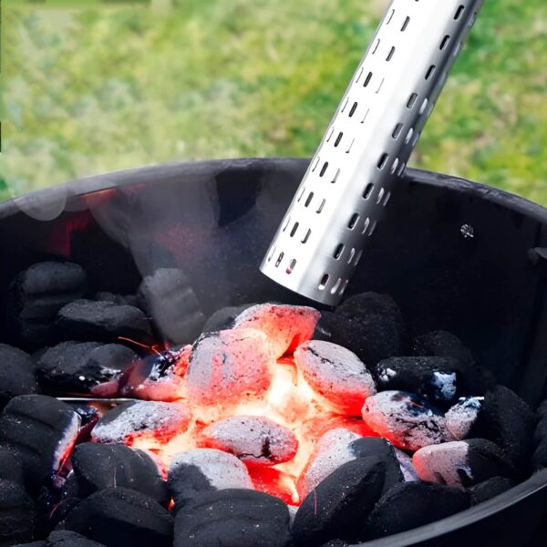 Encendedor eléctrico de acero inoxidable encendiendo carbón en una parrilla al aire libre.