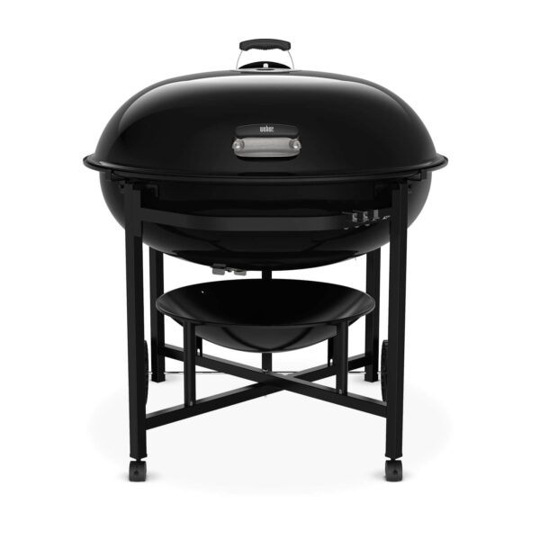 La Barbacoa de Carbón Ranch Kettle de Weber, con un diámetro de 94 cm, es perfecta para quienes buscan una experiencia culinaria excepcional. Cuenta con tapa y cuba vitrificadas que retienen el calor de manera eficiente, resistiendo la oxidación y el desconchado. Su rejilla de cocción de acero inoxidable de alta calidad facilita la adición de carbón mientras se cocina, asegurando una cocción uniforme. El soporte Tuck-Away permite colocar la tapa a un lado de la barbacoa, mejorando la comodidad y seguridad. Equipado con ganchos portautensilios y un cenicero de aluminio extraíble, esta barbacoa es fácil de mantener. Las ruedas giratorias con bloqueo y las ruedas resistentes aseguran estabilidad y movilidad en cualquier superficie, haciendo de la Ranch Kettle una opción versátil y duradera para cualquier entusiasta de la barbacoa.