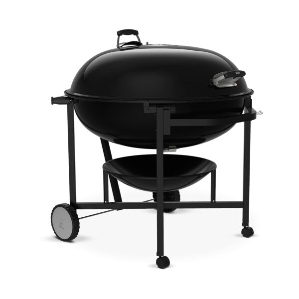 Barbacoa de Carbón Ranch Kettle de Weber de 94 cm en color negro con tapa y cuba vitrificadas, soportada sobre una estructura con ruedas.