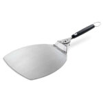 Pala para pizza de acero inoxidable Weber con mango giratorio, resistente y ergonómica, ideal para barbacoas y hornos de pizza