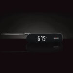 Termómetro de cocina digital iluminado por su pantalla LED en un entorno oscuro.