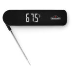 Termómetro digital culinario con sonda desplegada mostrando una lectura de 67.5°F sobre fondo blanco.