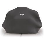 Funda negra Ninja Woodfire para parrilla, mostrada en fondo blanco.