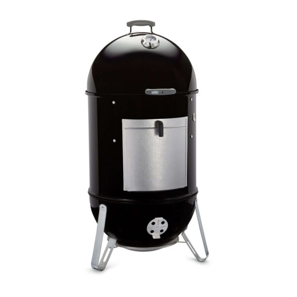 Ahumador Weber Smokey Mountain Cooker de 57 cm visto desde un ángulo lateral, con termómetro integrado y puerta frontal.