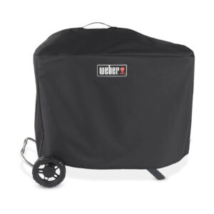 Funda Weber Traveler negra protegiendo una barbacoa con ruedas