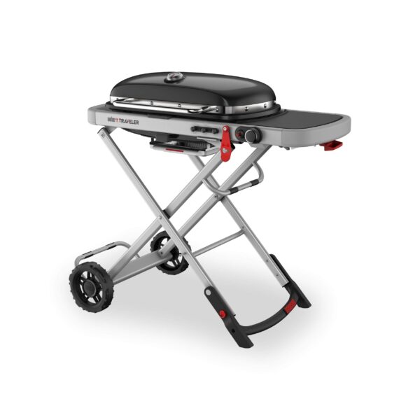 Barbacoa de gas Weber Traveler® Compact plegada y lista para el transporte, con ruedas resistentes y mesa lateral.